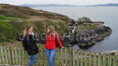 两位朋友在Dunree Head的爱尔兰旅行